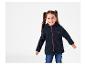 Une fille portant une veste en polaire bleue à capuche.