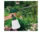 Pulvérisateur de jardin en main, arrosage des plantes.