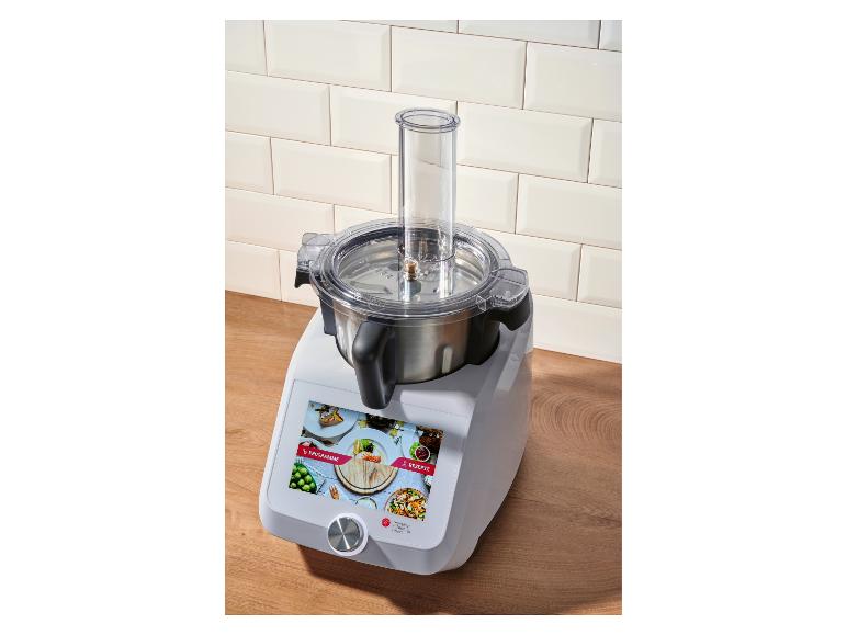 Robot de cuisine avec écran tactile, affichant programmes et recettes, sur un comptoir en bois.