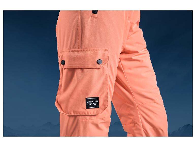 Gros plan sur un pantalon de ski orange avec la marque Mountain Slopes.