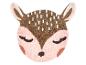 Tapis en forme de tête de faon aux yeux fermés et taches blanches.