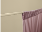 Gros plan d'un rideau mauve sur une tringle claire.