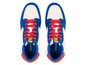 Des baskets Lidl blanches et bleues avec des lacets rouges.
