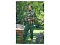 Homme en tenue de travail verte avec une chemise à carreaux dans le jardin.