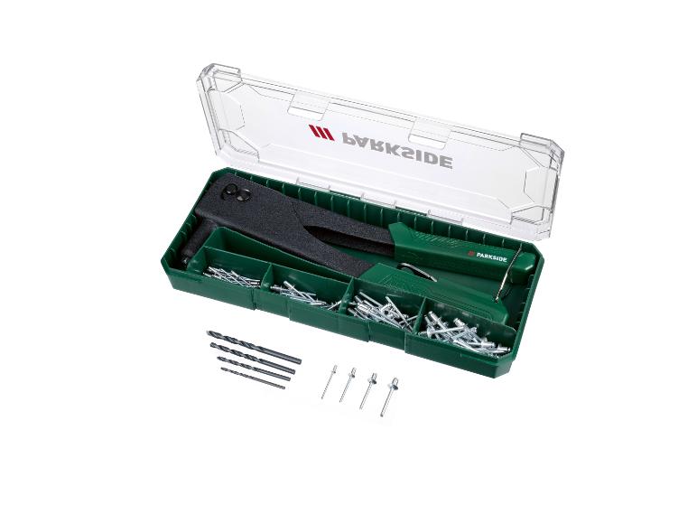 Un kit de pistolet à riveter avec divers rivets et forets dans un étui vert et transparent.