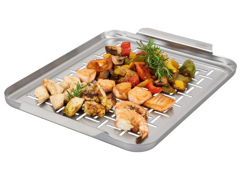 Plateau de grillade avec légumes rôtis, poulet, saumon et crevettes.