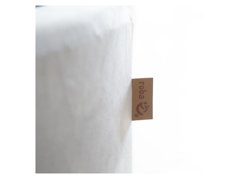 Un matelas blanc RoBA pour un lit bébé.