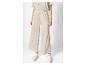 Pantalon large beige avec des baskets blanches