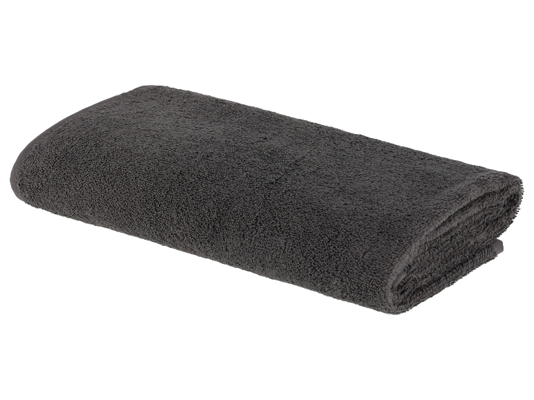 Une serviette de bain gris foncé pliée sur un fond blanc.