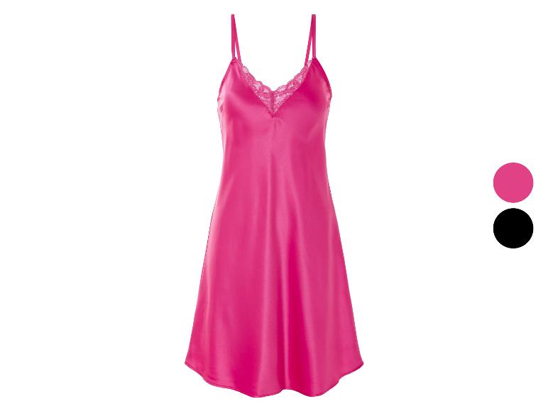 Une chemise de nuit en satin rose avec de la dentelle