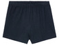 Un short bleu marine.