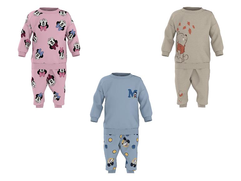 Pyjamas pour enfants avec imprimés de personnages de dessins animés : un rose avec Minnie Mouse, un bleu avec Mickey Mouse et un beige avec Winnie l'Ourson.