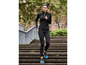 Une femme en vêtements de sport noirs courant dans les escaliers.
