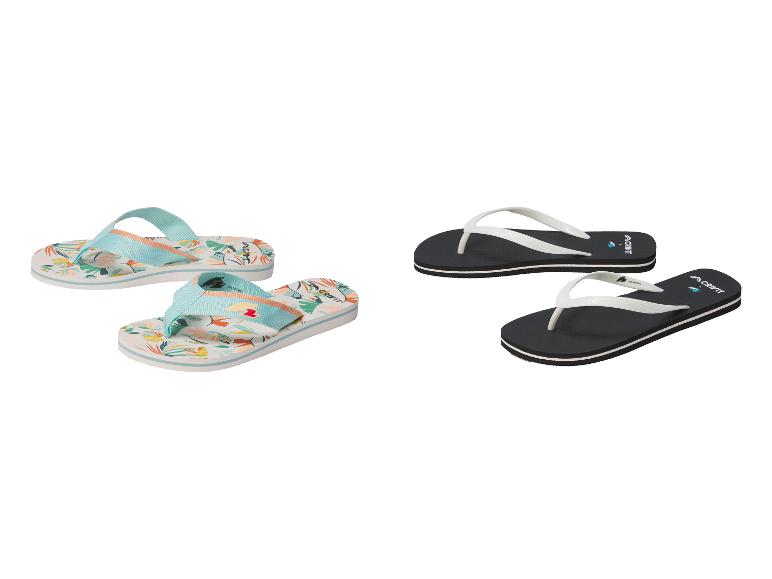 Deux paires de tongs : une à motif floral, l'autre noire avec des brides blanches.