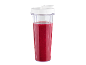 Bol de blender avec smoothie rouge et couvercle blanc.