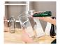 Une personne utilise un outil de gravure Parkside pour décorer des vases en verre.