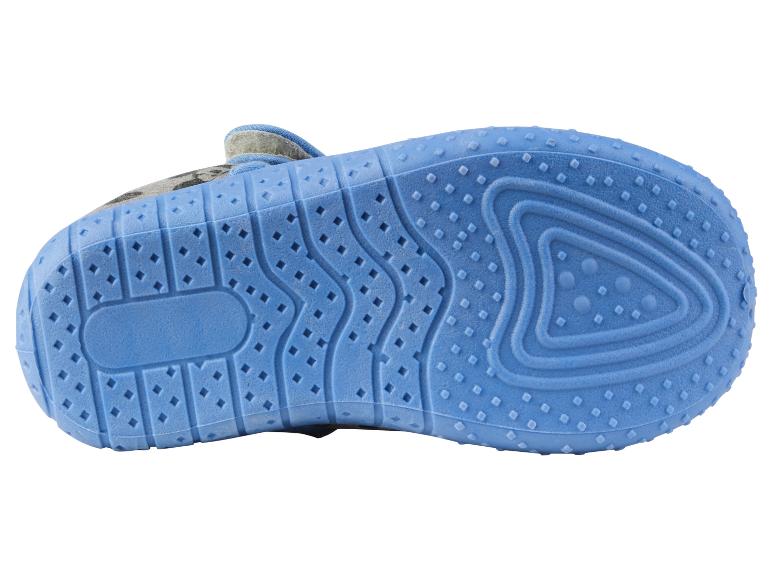 Semelle en caoutchouc bleue avec un motif en losange sur une chaussure pour enfant.