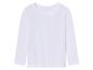 Un t-shirt blanc à manches longues.
