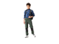 Garçon en chemise bleue et pantalon vert avec sac à dos.
