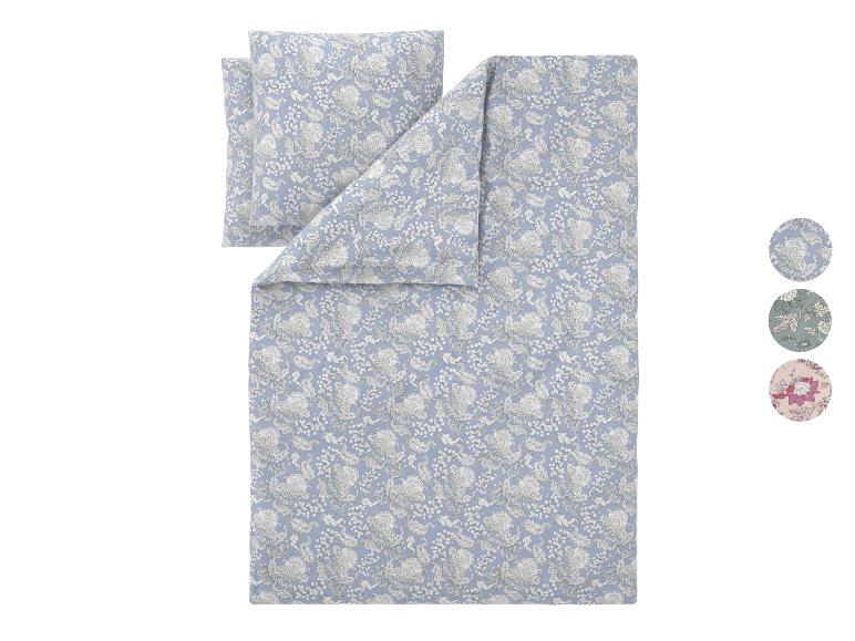 Parure de lit à motif floral en bleu, avec trois variations de couleur.
