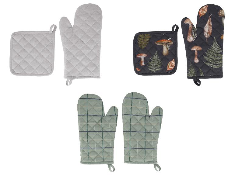Trois ensembles de maniques et de gants de cuisine : gris uni, motif forêt et carreaux verts.