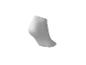Une chaussette courte blanche sur fond blanc