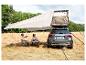 Auvent, tente de toit et table pliante pour le camping, sur une Mercedes.