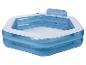 Piscine gonflable bleue et blanche pour enfants.