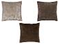 Trois coussins décoratifs marron et beiges avec différentes textures.