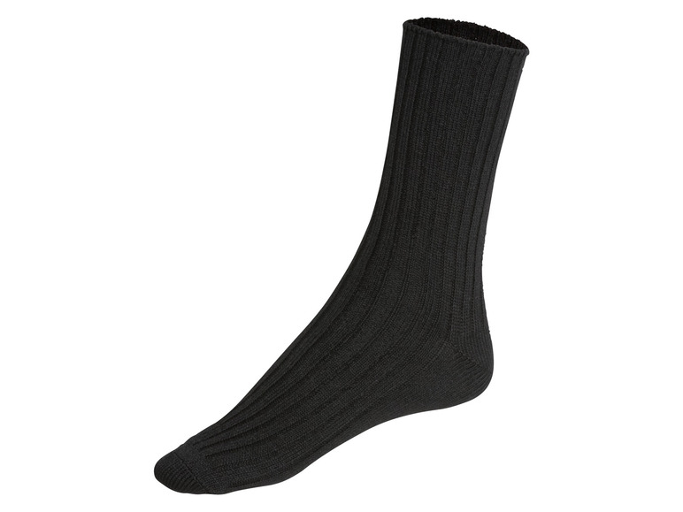 Chaussettes noires côtelées.