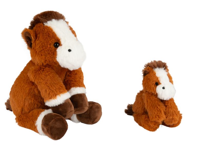 Deux chevaux en peluche marron et blancs de différentes tailles