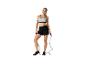 Femme en tenue de sport tenant une corde à sauter.
