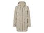 Imperméable beige à capuche.