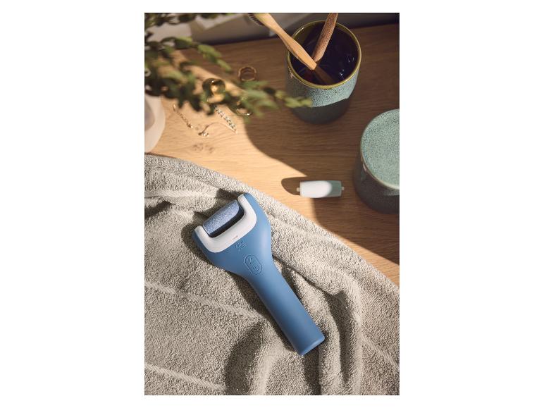 Râpe électrique anti-callosités Cien Beauty sur une serviette.