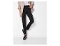 Pantalon noir taille haute et mocassins bordeaux.