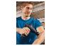 Un homme utilise un masseur musculaire SilverCrest.