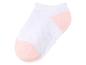 Chaussettes blanches à pois roses pour bébé.