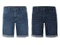 Deux shorts en jean, un délavé et un foncé.