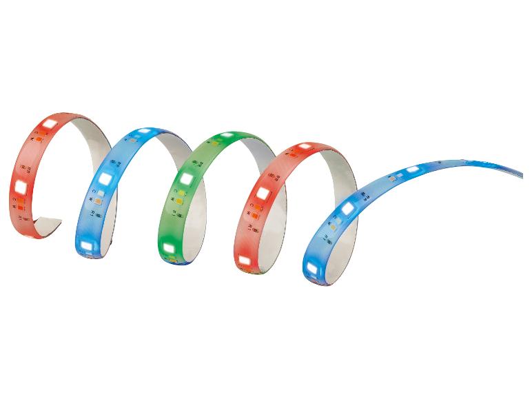 Bandes lumineuses LED colorées, rouges, bleues et vertes, enroulées sur fond blanc.