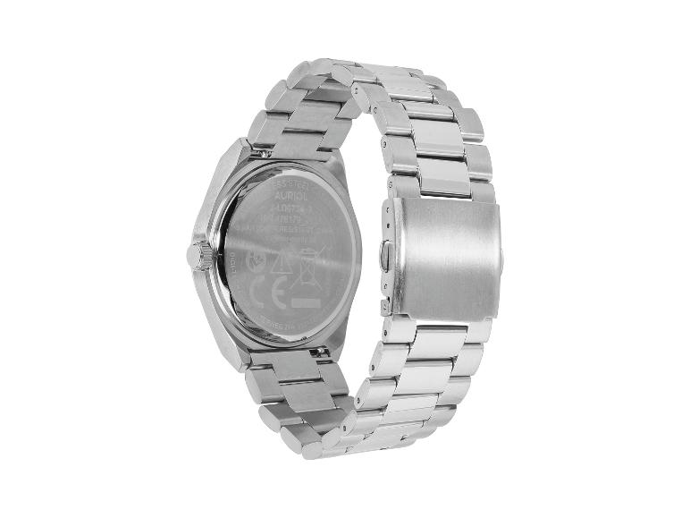 Une montre argentée avec un bracelet en acier.