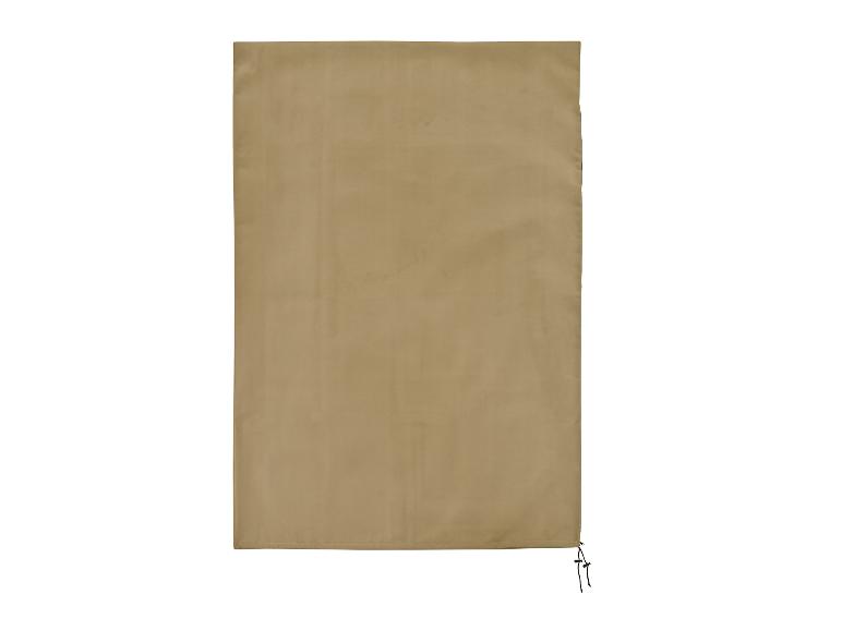 Une housse rectangulaire en tissu marron clair avec des cordons en bas à droite.