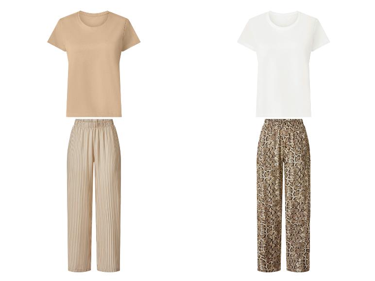 Deux ensembles t-shirt et pantalon: un beige rayé et un blanc à motif peau de serpent.