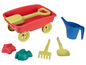 Un chariot à sable rouge avec des roues, un arrosoir bleu, une pelle et un râteau.