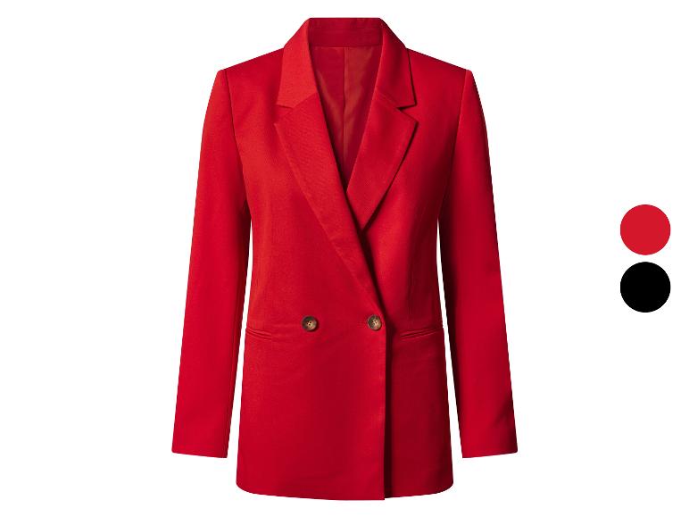 Un blazer rouge croisé à boutons en bois.