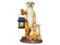 Figurine décorative d'une famille de suricates, l'adulte tenant une lanterne solaire.