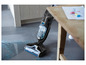 Aspirateur balai Bissell CrossWave Pro sans fil nettoyant un sol en carrelage.