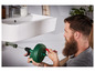Un homme utilise un déboucheur Parkside pour déboucher un lavabo.
