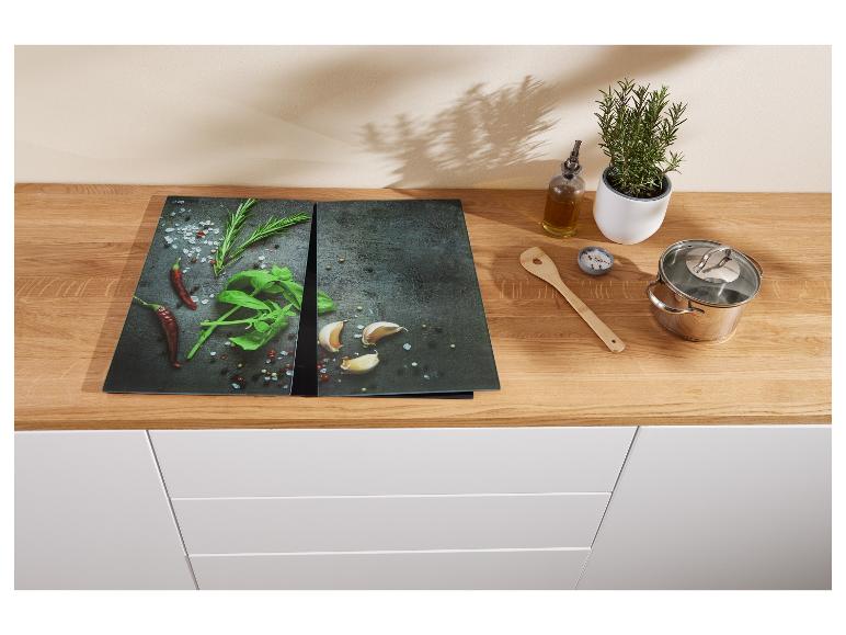 Table de cuisson avec protection en verre imprimé d'images d'épices et d'herbes.