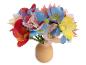 Un vase avec des fleurs en tissu de couleur.