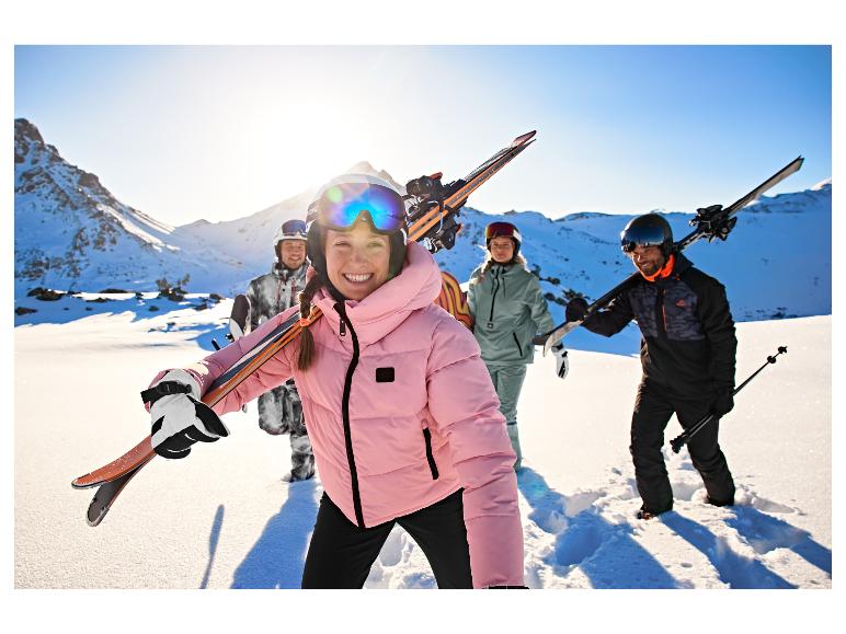Un groupe de skieurs sur une piste ensoleillée, mettant en valeur le masque de ski photochromique CRIVIT.
